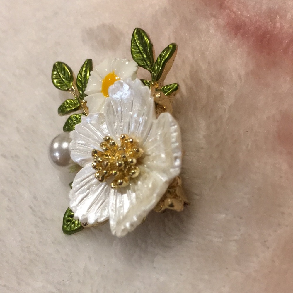 Flower Fashion  Pin Brooch NWT Faux Pearl 2x1.5” Gold Toned Metal Alloy - Picture 4 of 11